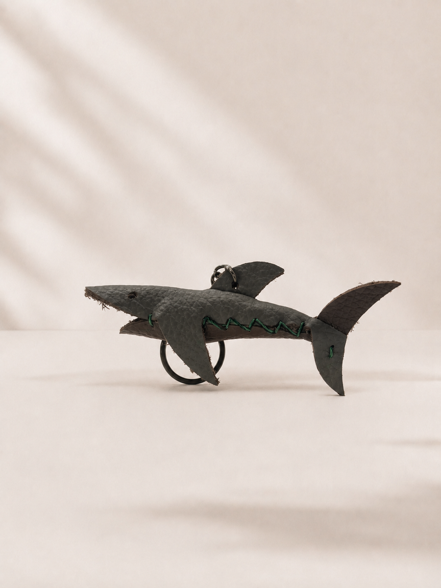 Handgefertigter Leder Hai Schlüsselanhänger CHOKOLATE - SHARK